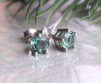 Серьги серебряные, родированые с фионитами.