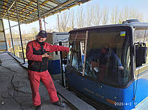 Производство и замена лобового стекла триплекс на автобусе Ikarus 260.50 в Никополе (Украина). 3