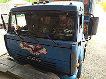 Производство и замена лобового стекла триплекс на грузовике КамАЗ 65117 в Никополе (Украина). 2