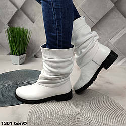 Шкіряні білі зимові чобітки на невеликому підборі