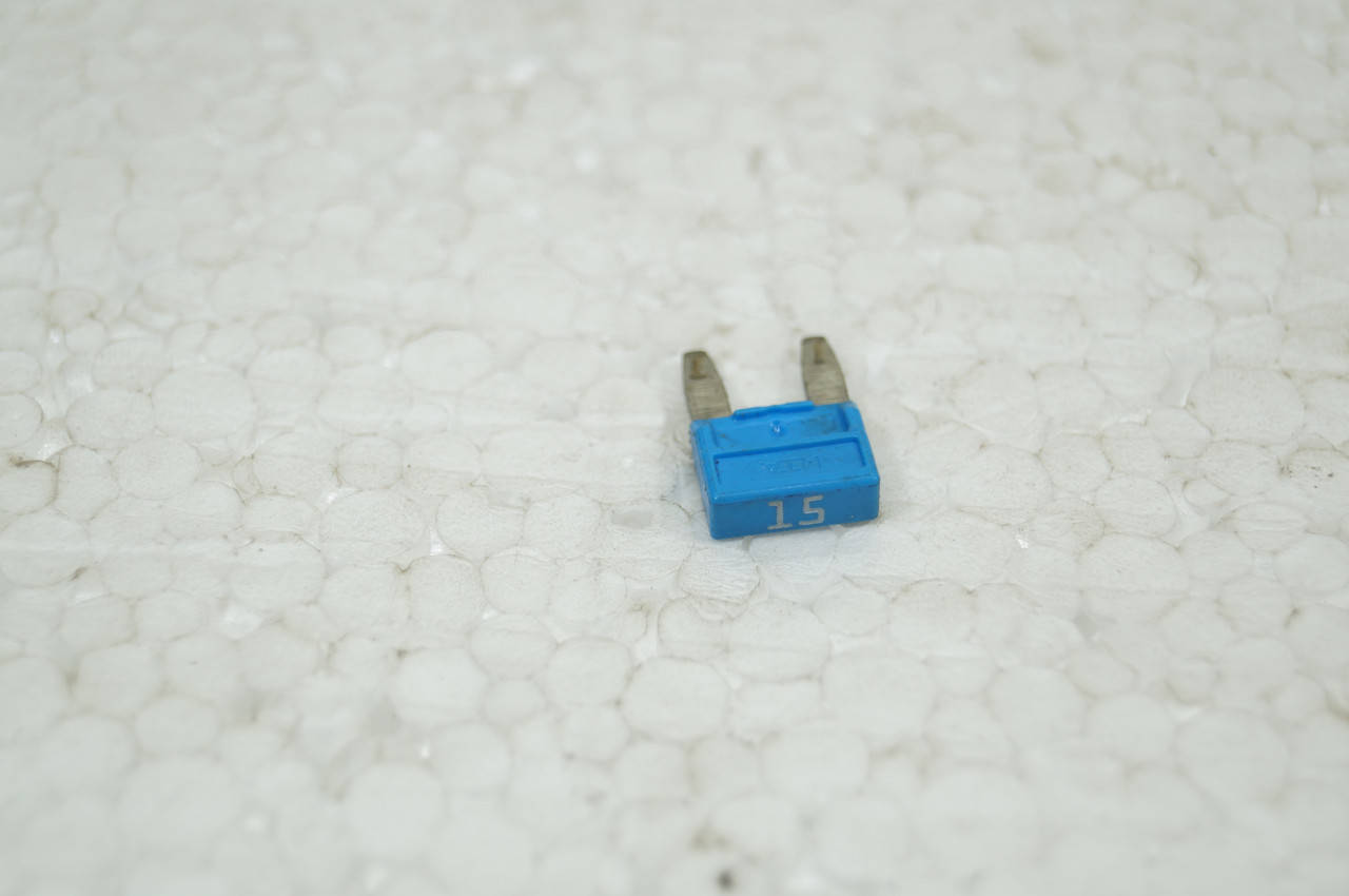 

Предохранитель 15А mini. 7703297155. Б.У
