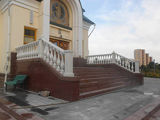 Вы можете купить у нас балюстраду, после монтажа, которой не требуется  дополнительная покраски и обработка. Наши изделия, идеально подходят для разных климатических условий, материал обладает равномерной текстурой, высокой прочностью и плотность.