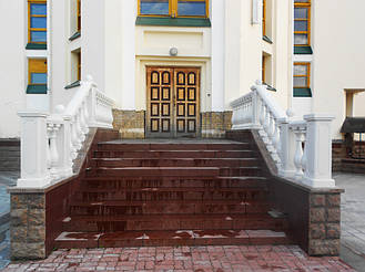 Вы можете купить у нас балюстраду, после монтажа, которой не требуется  дополнительная покраски и обработка. Наши изделия, идеально подходят для разных климатических условий, материал обладает равномерной текстурой, высокой прочностью и плотность.