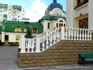 Наши балюстрады и балясины не требуют какого-либо специфического ухода благодаря своей технологии мрамор из бетона. По своей красоте и прочности не уступают натуральному камню. Наши изделия способны облагородить любой интерьер загородного дома.