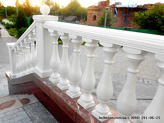 Наши балюстрады и балясины не требуют какого-либо специфического ухода благодаря своей технологии мрамор из бетона. По своей красоте и прочности не уступают натуральному камню. Наши изделия способны облагородить любой интерьер загородного дома.
