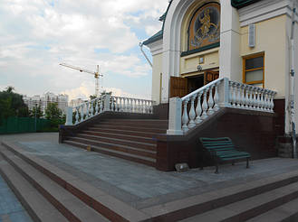 В данной работе использовалась балюстрада с балясиной B3.  мрамор из бетона, не нуждается в шпаклевке и покраске. Срок службы изделий из высокопрочного бетона по технологии СИСТРОМ не менее 20 лет под открытым небом.