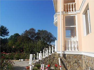 При производстве бетонных балясин и балюстрад мы всегда стремимся к тому , чтобы качество и цена соответствовали друг другу. Гарантированный срок службы наших изделий более 25 лет. Наши балясины и балюстрады обладают высокой прочностью и плотность.