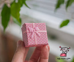 Подарункова коробочка картонна "Рожева горошок". Розмір 4*4 см