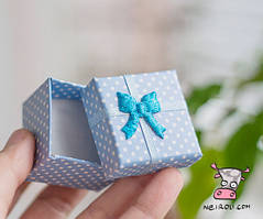 Подарункова коробочка картонна "Блакитний горошок". Розмір 4*4 см