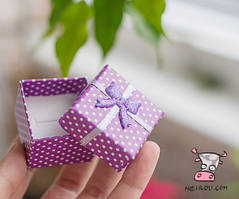 Подарункова коробочка картонна "Фіолетовий горошок". Розмір 4*4 см