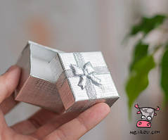 Подарункова коробочка картонна "Срібний блиск". Розмір 4*4 см
