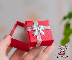 Подарункова коробочка картонна "Рубиновий блиск". Розмір 4*4 см