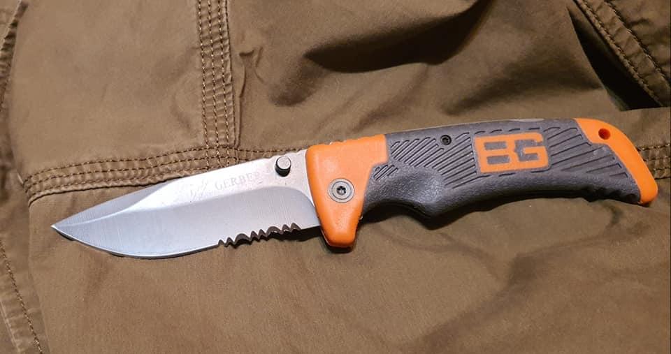 Мисливський складаний ніж репліка BearGrylls VG4 3 cеррейтором для полювання, риболовлі, туризму