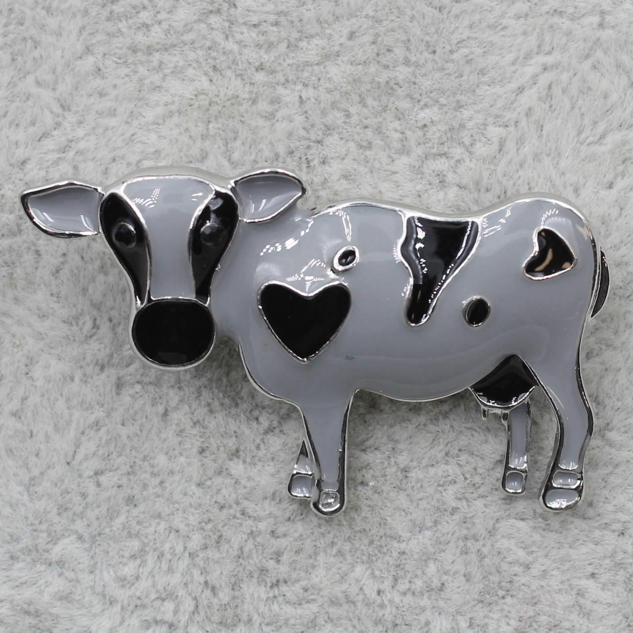 Брошка металева срібляста Корова покрита кольоровою емаллю розмір виробу 38 х 22 мм