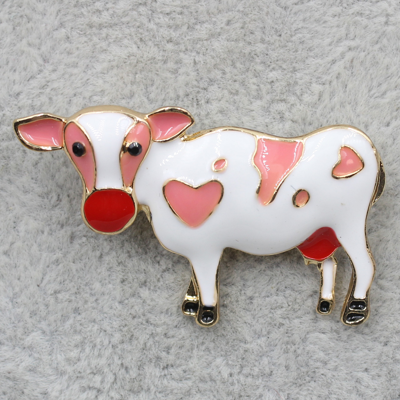 Брошка металева срібляста Корова покрита кольоровою емаллю розмір виробу 38 х 22 мм - фото 1 - id-p1318513563
