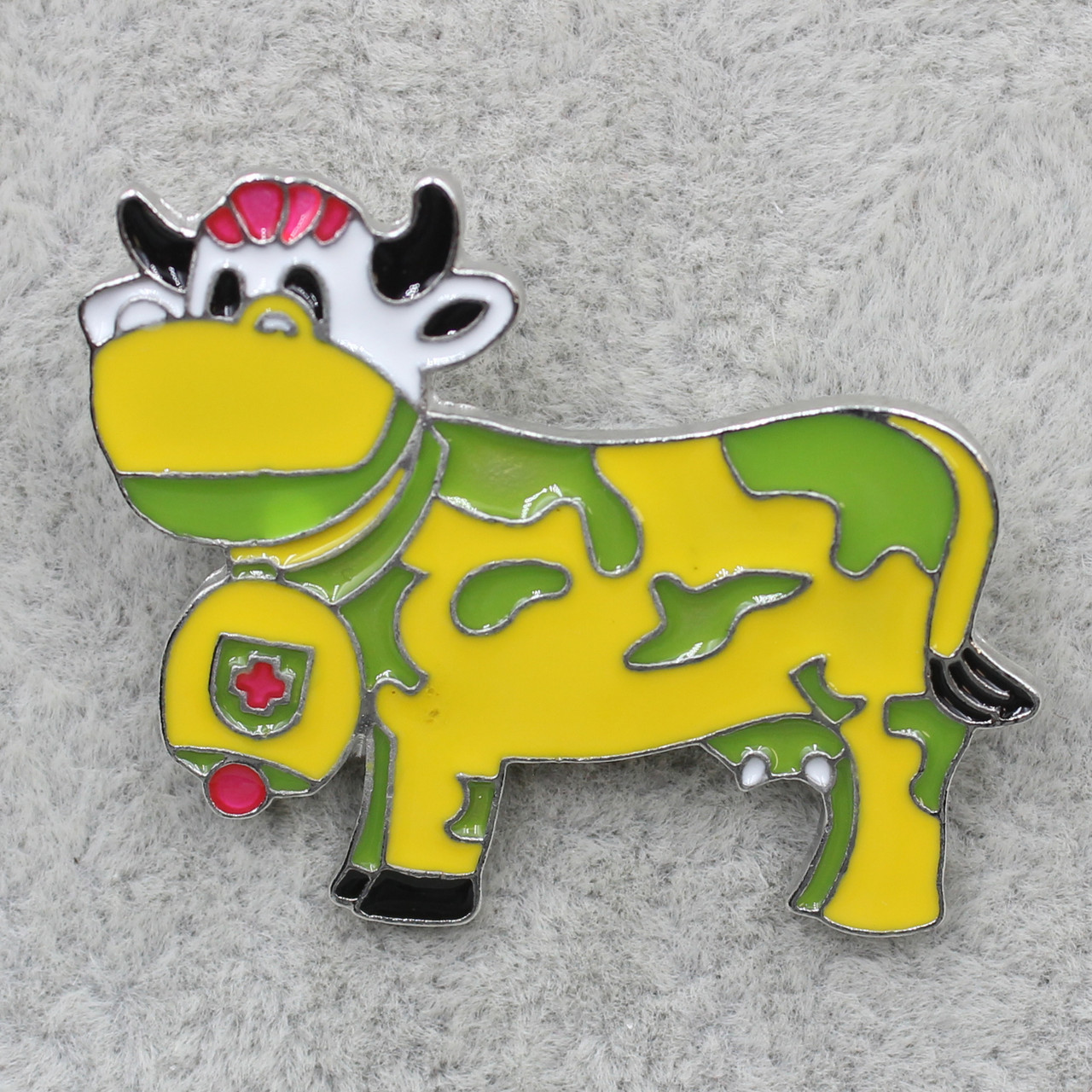 Брошка металева золотиста Корова покрита жовто-зеленою емаллю розмір виробу 33 х 28 мм
