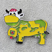 Брошка металева золотиста Корова покрита жовто-зеленою емаллю розмір виробу 33 х 28 мм