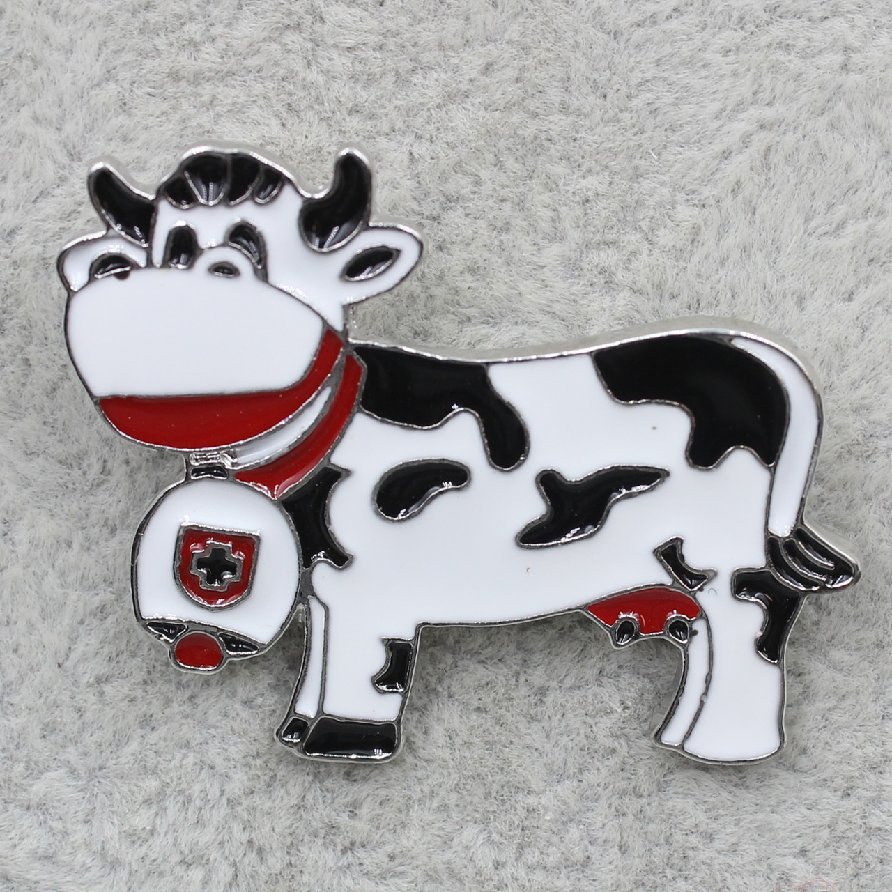 Брошка металева золотиста Корова покрита білою та чорною емаллю розмір виробу 33 х 28 мм