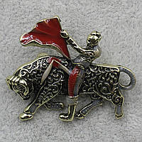 Брошка металева на золотистій основі бик і тореадор покрита кольоровою емаллю розмір виробу 40х30 мм