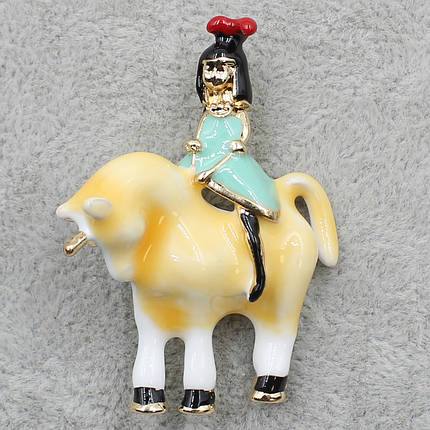 Брошка металева золотиста Дівчинка на єдинорогу покрита кольоровою емаллю розмір 35х48 мм, фото 2