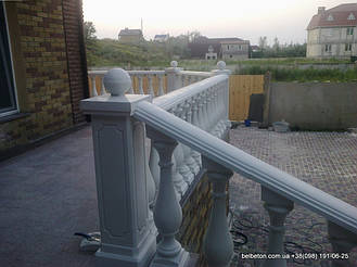 Не теряйте возможность заказать бетонную балюстраду с балясинами. Технология мрамор из бетона снимает с вас нужду ухода за данными изделиями. Наши товары не требуют покраски или шпаклевки. Гарантированный срок службы более 25 лет.