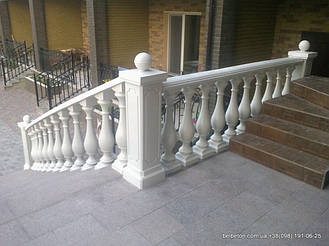 В этом проекте была использована балюстрада с большой асимметричной балясиной.  Срок службы изделий  не менее 20 лет под открытым небом. Наши балясины и балюстрады обладают высокой прочностью и плотность.