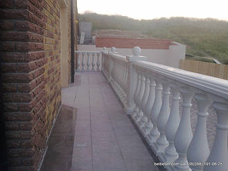 Наши балюстрады и балясины не требуют какого-либо специфического ухода благодаря своей технологии мрамор из бетона. По своей красоте и прочности не уступают натуральному камню. Наши изделия способны облагородить любой интерьер загородного дома.