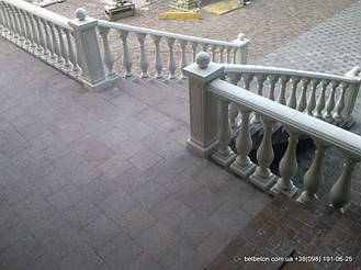 В этом проекте была использована балюстрада с большой асимметричной балясиной.  Срок службы изделий  не менее 20 лет под открытым небом. Наши балясины и балюстрады обладают высокой прочностью и плотность.