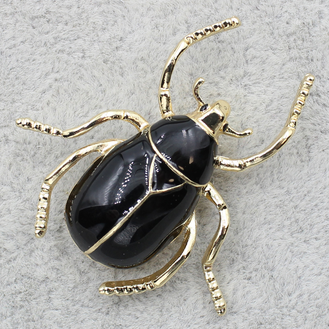 Брошка металева золотиста у формі комахи покрита чорною емаллю розмір виробу 35х38 мм