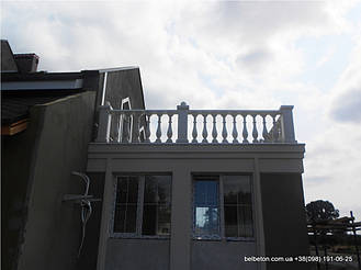 В данной работе была использована белая балюстрада,с бетонными балясинами B0,а также были применены радиусные стаканы. Срок службы изделий  не менее 25 лет под открытым небом. Наши балясины и балюстрады обладают высокой прочностью и плотность.