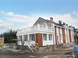 В данной работе была использована белая балюстрада,с бетонными балясинами B0,а также были применены радиусные стаканы. Срок службы изделий  не менее 25 лет под открытым небом. Наши балясины и балюстрады обладают высокой прочностью и плотность.