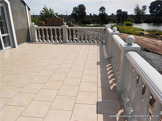 В данной работе была использована белая балюстрада,с бетонными балясинами B0,а также были применены радиусные стаканы. Срок службы изделий  не менее 25 лет под открытым небом. Наши балясины и балюстрады обладают высокой прочностью и плотность.