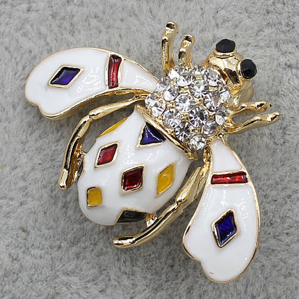 Брошка шміль із білою емаллю з різнобарвним камінням і стразами золотистого кольору розмір виробу 35х30 мм, фото 1