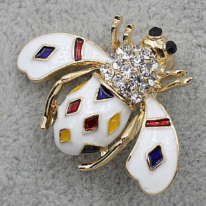 Брошка шміль із білою емаллю з різнобарвним камінням і стразами золотистого кольору розмір виробу 35х30 мм
