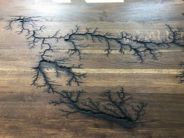 выжигать электрическим током по дереву создание «молний»