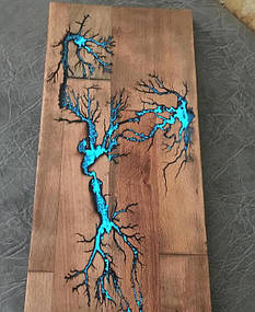 Для того, щоб забезпечити хорошу прохідність електричного струму по дереву, необхідно нанести тонкий шар води. Сама по собі вода не є хорошим провідником, тому додамо в неї або харчову соду, або сіль