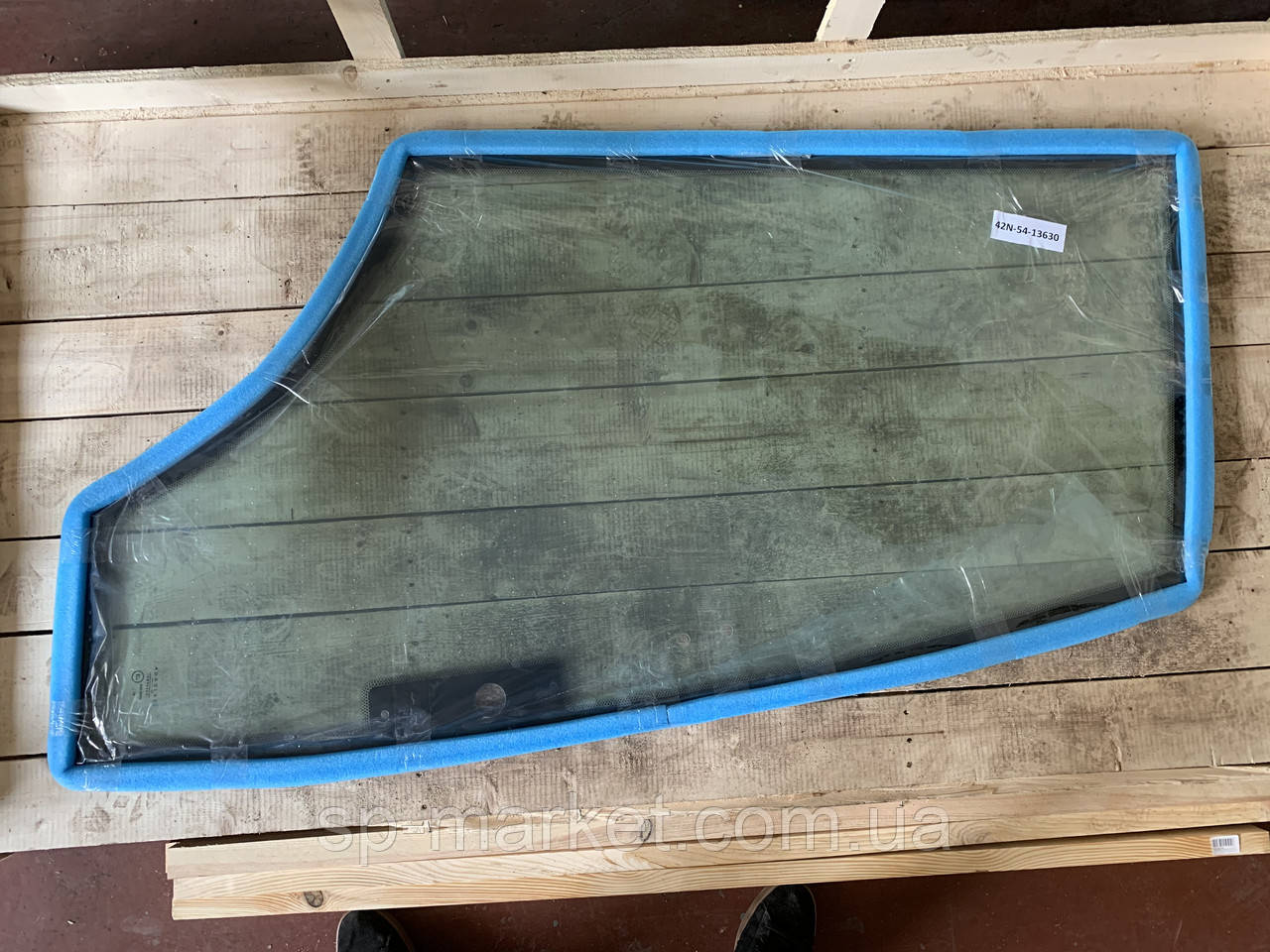 Скло дверей праве Komatsu WB93/97-2 312605730 WB 93R-2, WB95R-2, WB97R-2, фото 1