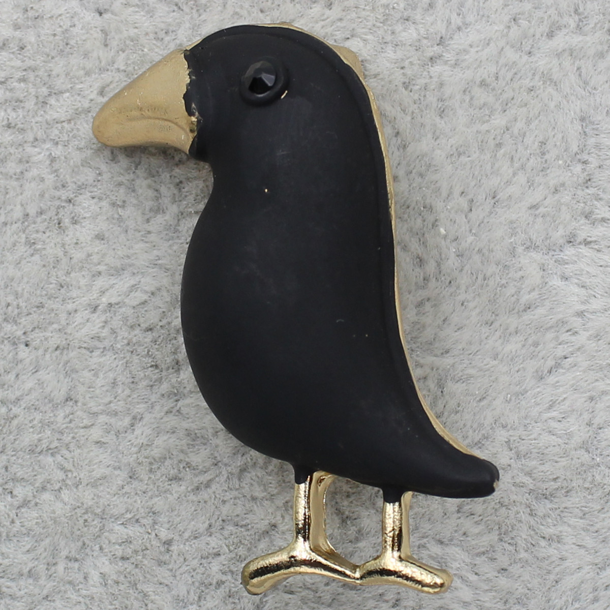 Брошка металева на золотистій основі птиця грач із намистиною покритий чорною емаллю розмір виробу 25х35 мм