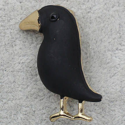 Брошка металева на золотистій основі птиця грач із намистиною покритий чорною емаллю розмір виробу 25х35 мм, фото 1