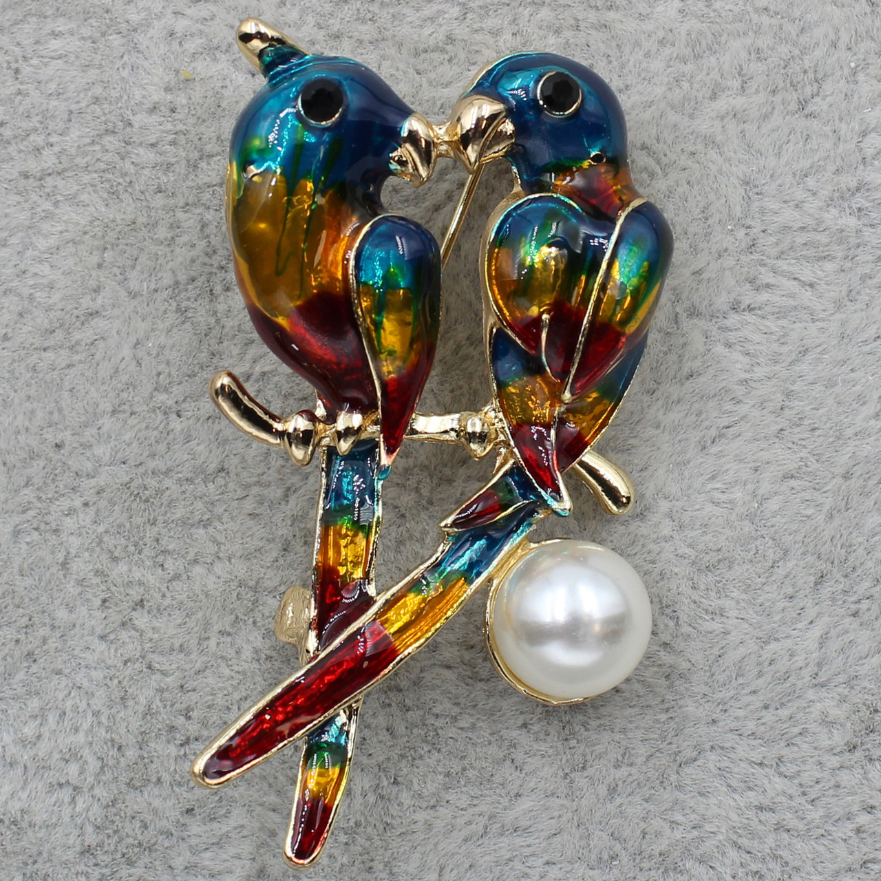 Брошка металева золотиста Папуги покрита кольоровою емаллю з перлами розмір одедія 30х50 мм