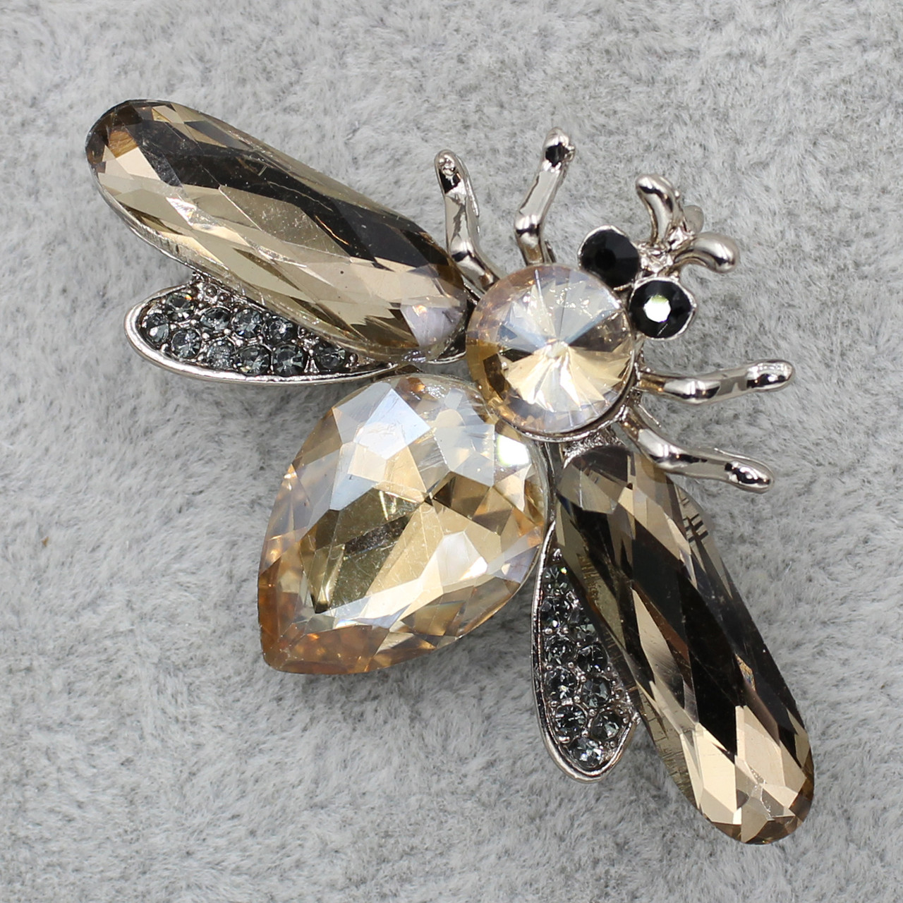 Брошка металева на золотистій основі мошка з бежевими камінцями розмір виробу 50х35 мм