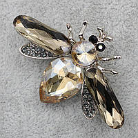Брошка металева на золотистій основі мошка з бежевими камінцями розмір виробу 50х35 мм