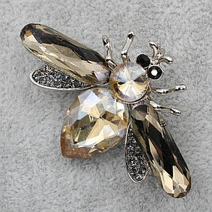 Брошка металева на золотистій основі мошка з бежевими камінцями розмір виробу 50х35 мм