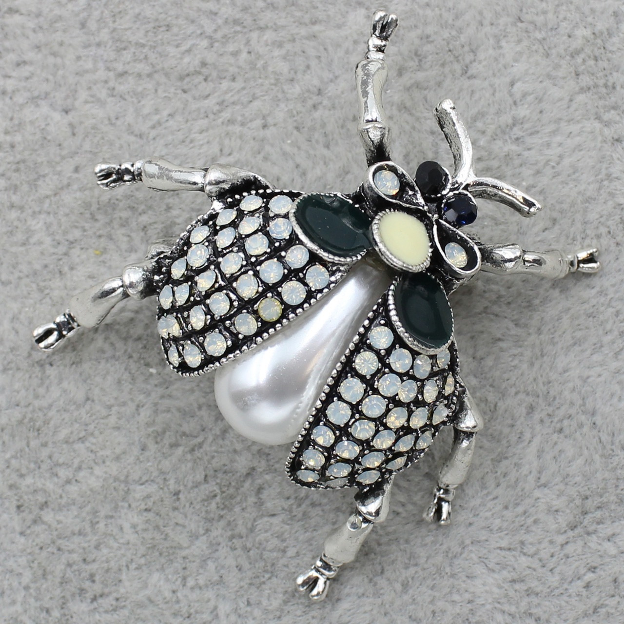 Брошка металева на сріблястій основі сонечко зі стразами та перлами розмір виробу 40х45 мм