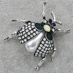 Брошка металева на сріблястій основі сонечко зі стразами та перлами розмір виробу 40х45 мм