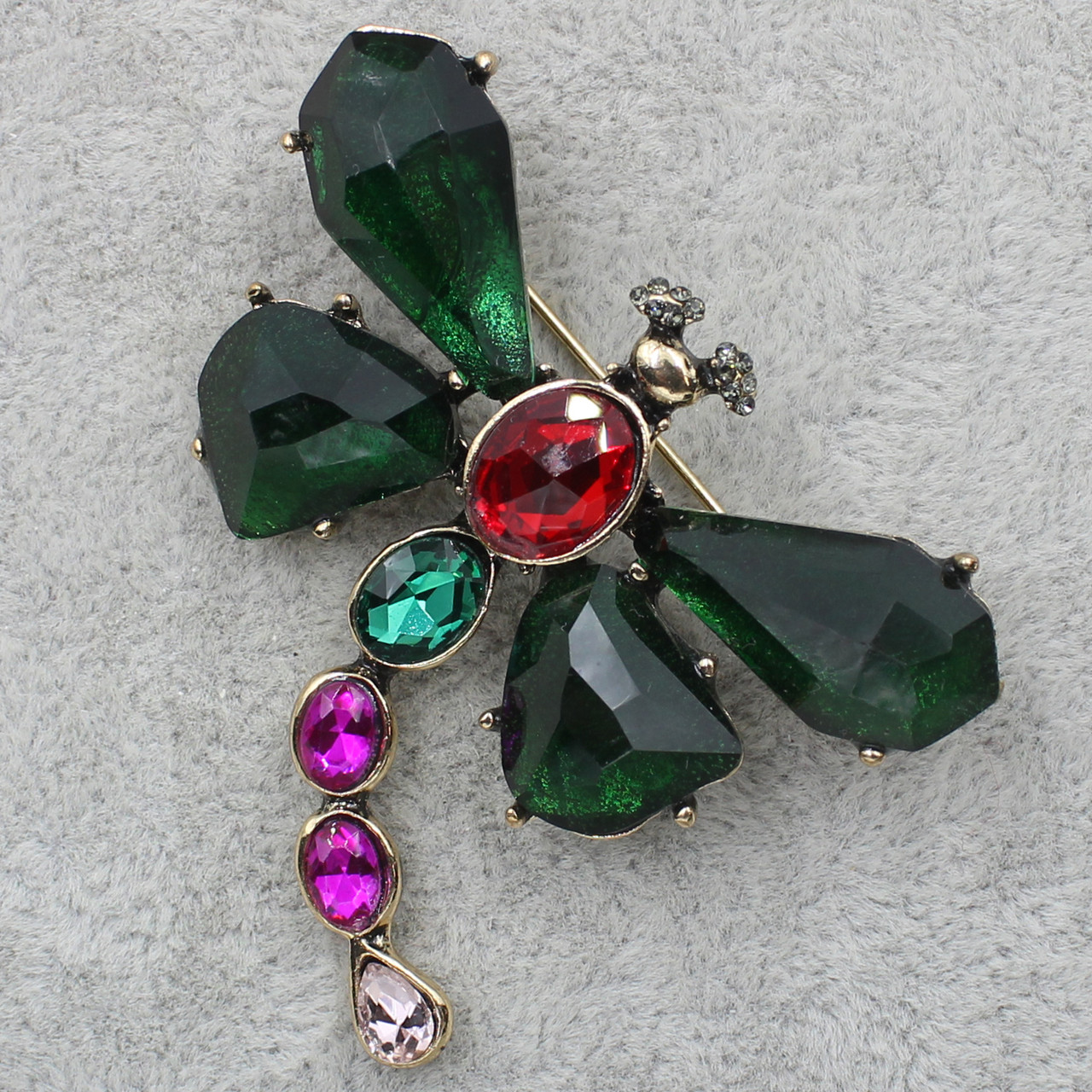 Брошка Стрекоза золотиста зі смарагдовими крилами з різнобарвним хвостом розмір виробу 5,2 х 5 см