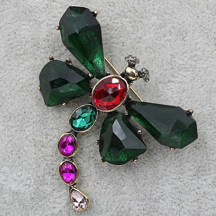 Брошка Стрекоза золотиста зі смарагдовими крилами з різнобарвним хвостом розмір виробу 5,2 х 5 см, фото 1