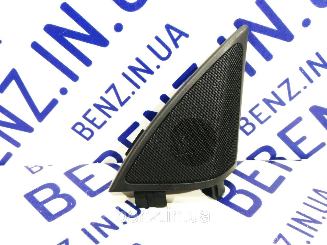 Накладка динаміка в двері праворуч Mercedes C207 A2077200411