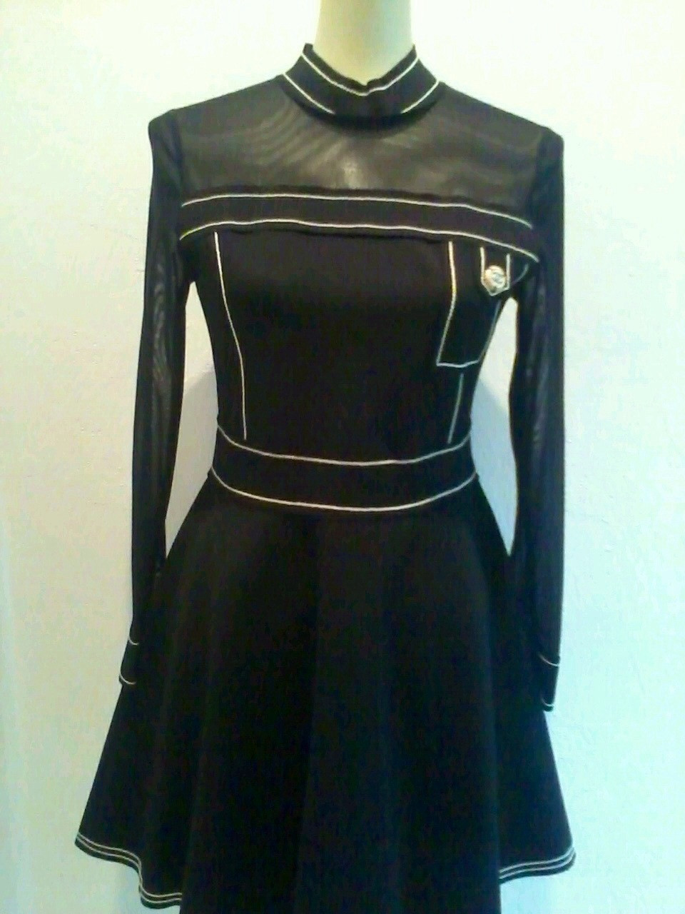Маленькое черное платье женское короткое с длинным рукавом яркое модное стильное - фото 1 - id-p188266691