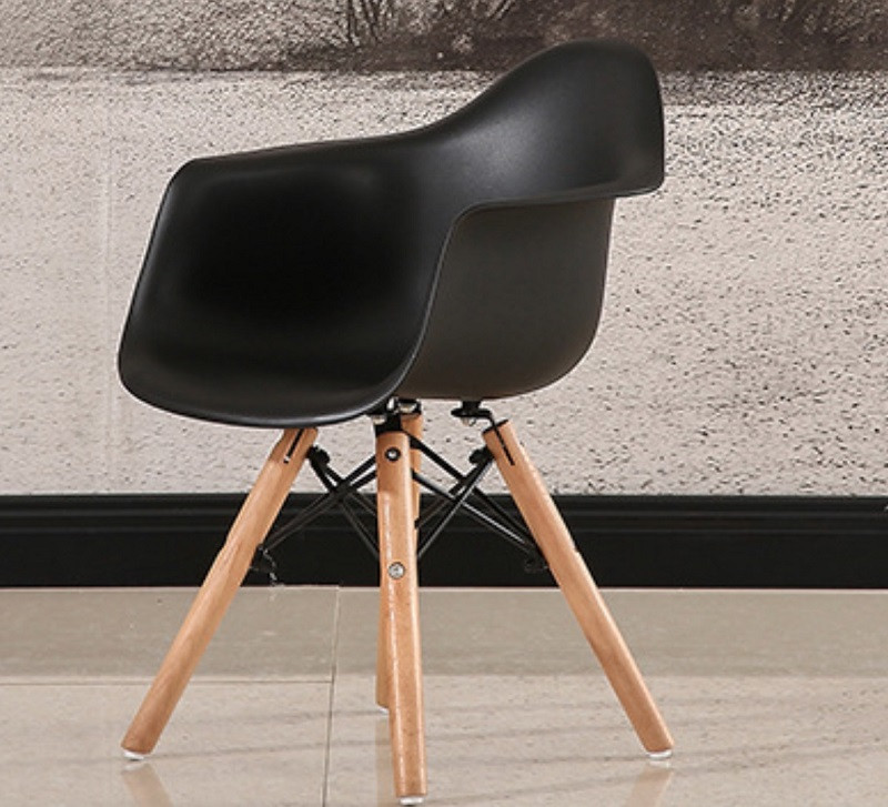 Дитяче крісло Kids Leon чорне на дерев'яних У ногах, дизайн Charles&Ray Eames